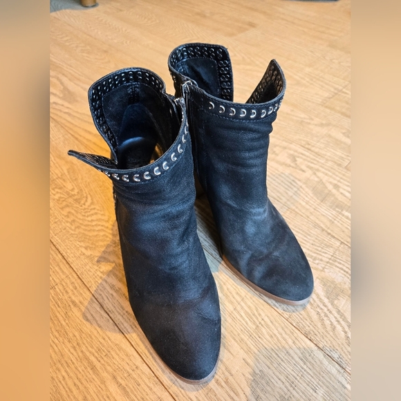 Vince Camuto | Finchie Ankle Bootie, Size 8.5 - Picture 5 of 7